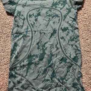 Lululemon Green Camo Short Sleeve Swiftly Size 2